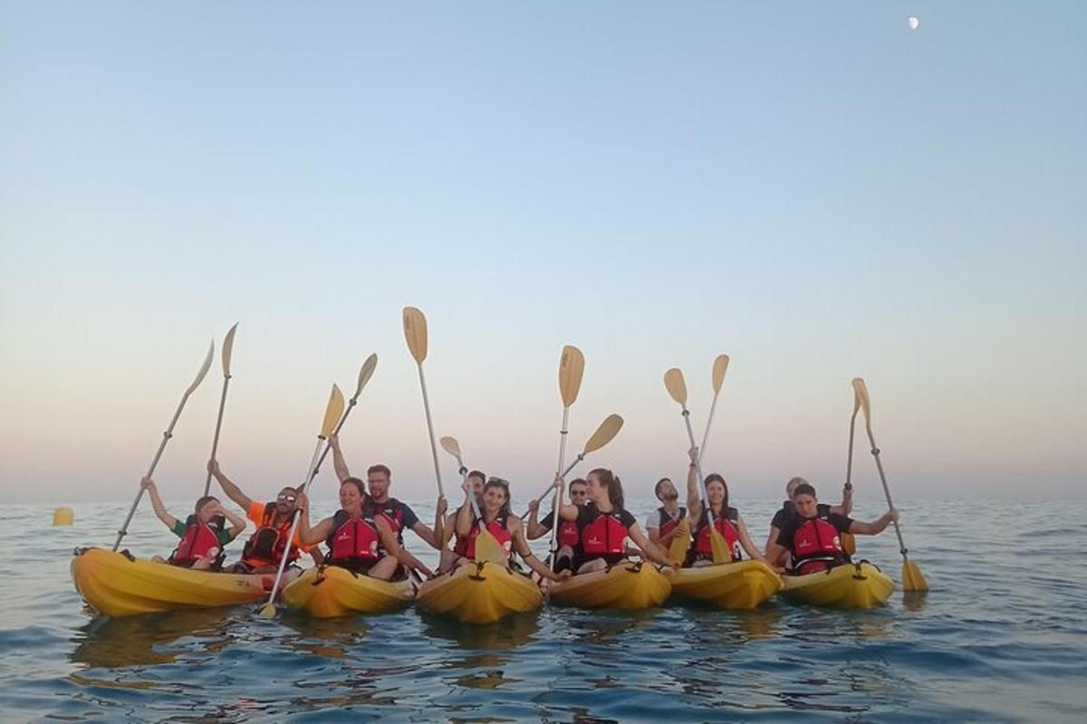 un gruppo di persone in kayak in acqua