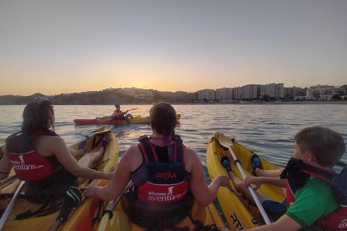 un gruppo di tre persone in kayak sull'acqua
