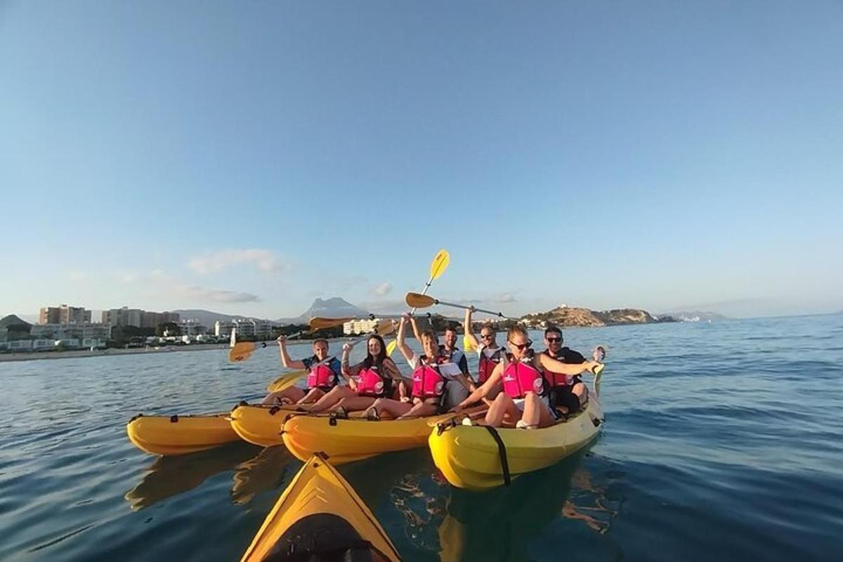sekumpulan orang dalam kayak di dalam air