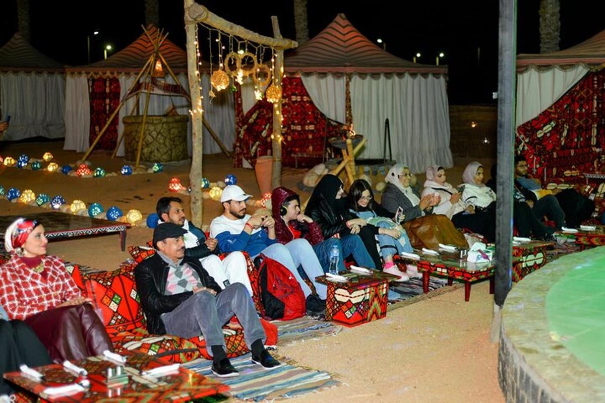 um grupo de pessoas sentadas em cadeiras em um circo