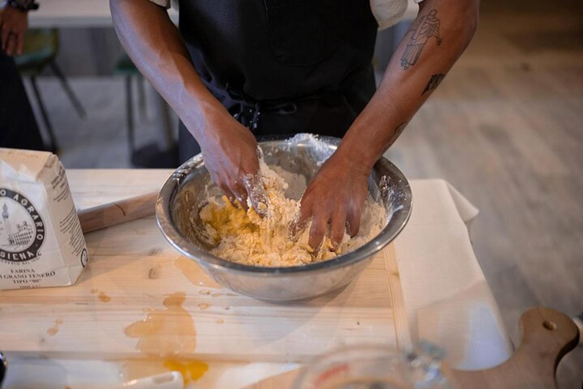 en person, der blander ingredienser i en skål på et bord