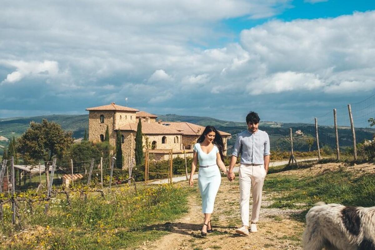 um homem e uma mulher caminhando por uma estrada de terra