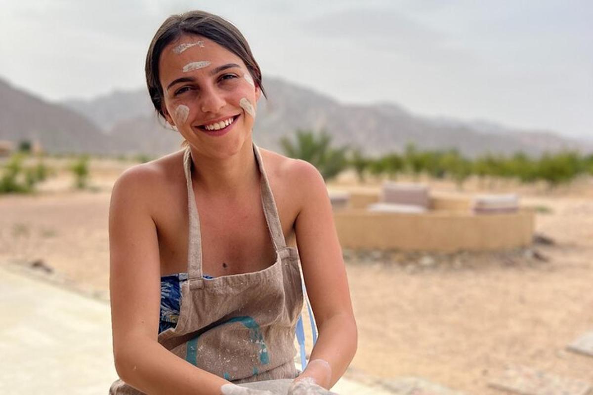 una giovane donna che indossa un grembiule in piedi nel deserto