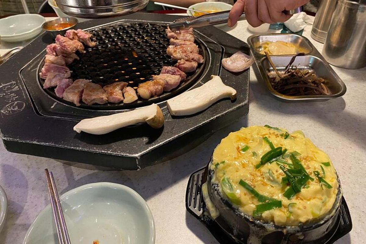 una griglia con un mucchio di cibo su un tavolo