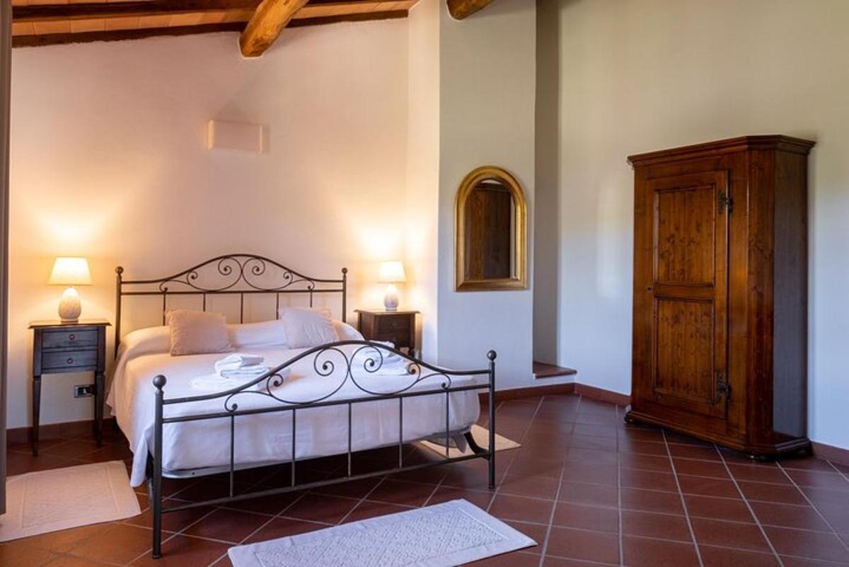 um quarto com uma cama e um armário de madeira