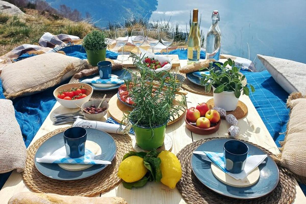 uma mesa com pratos de frutas e vegetais sobre ela