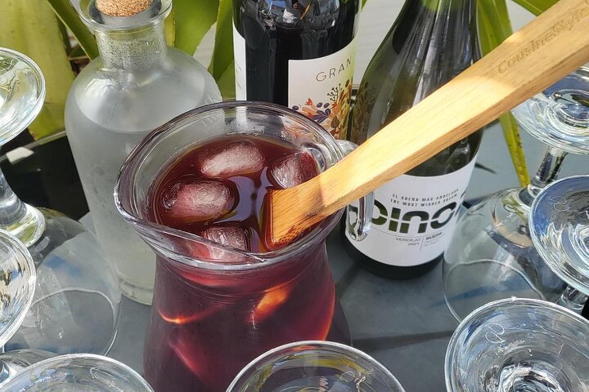 una bevanda in un bicchiere con un cucchiaio di legno dentro