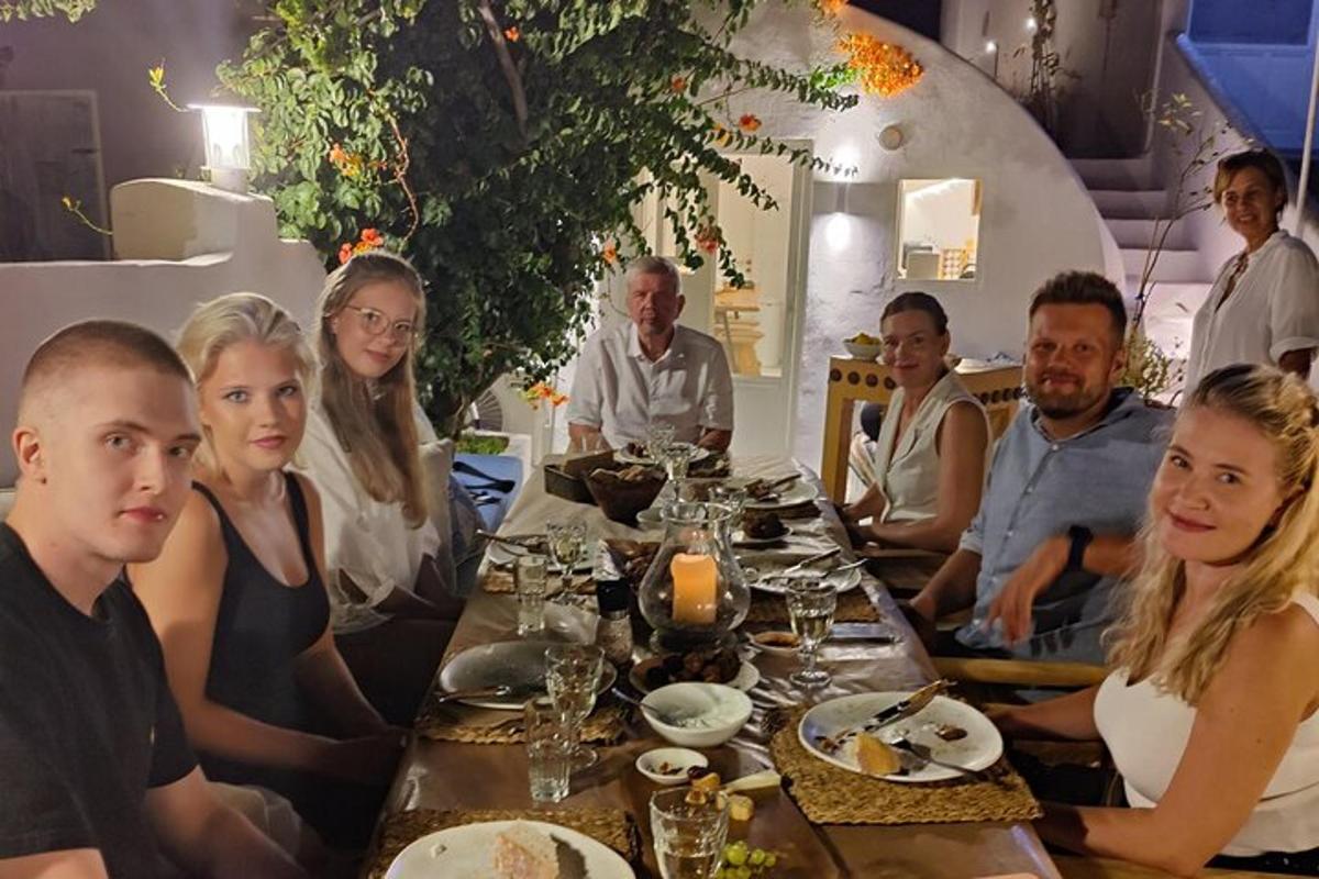 grupp inimesi, kes istuvad laua taga