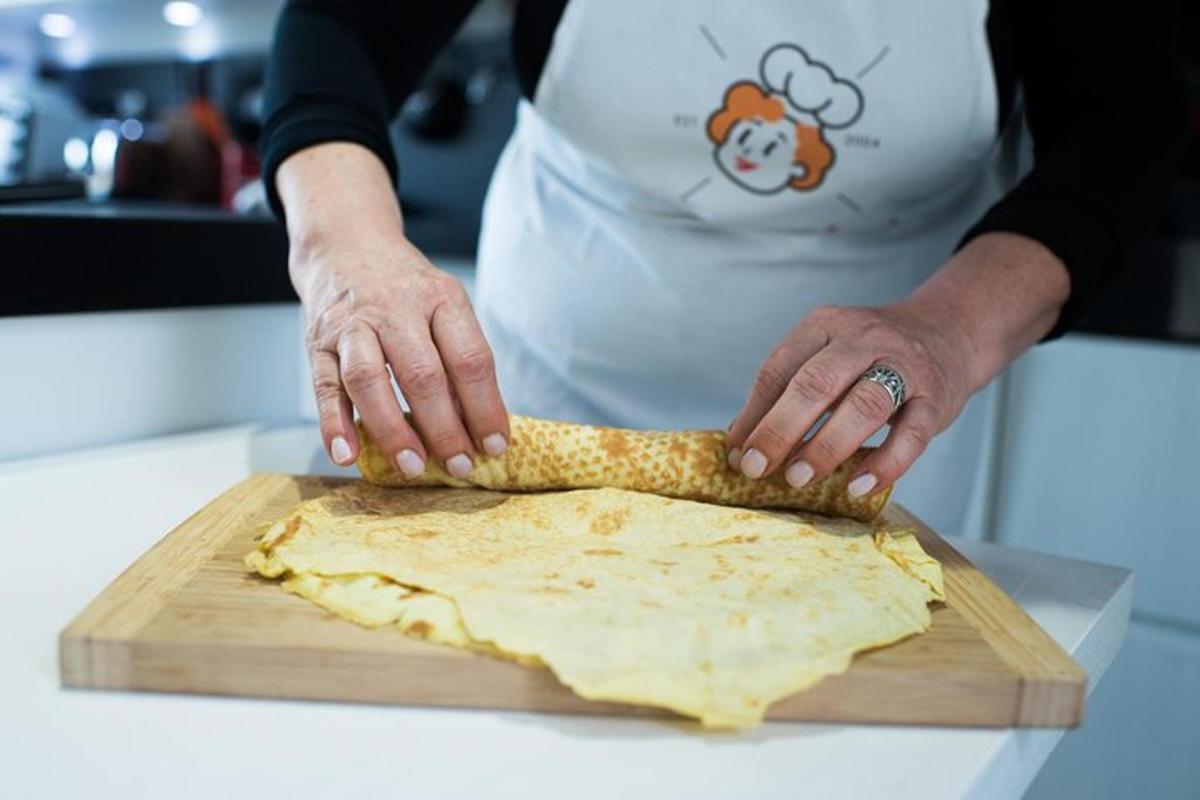 eine Frau bereitet eine Tortilla auf einem Schneidebrett zu