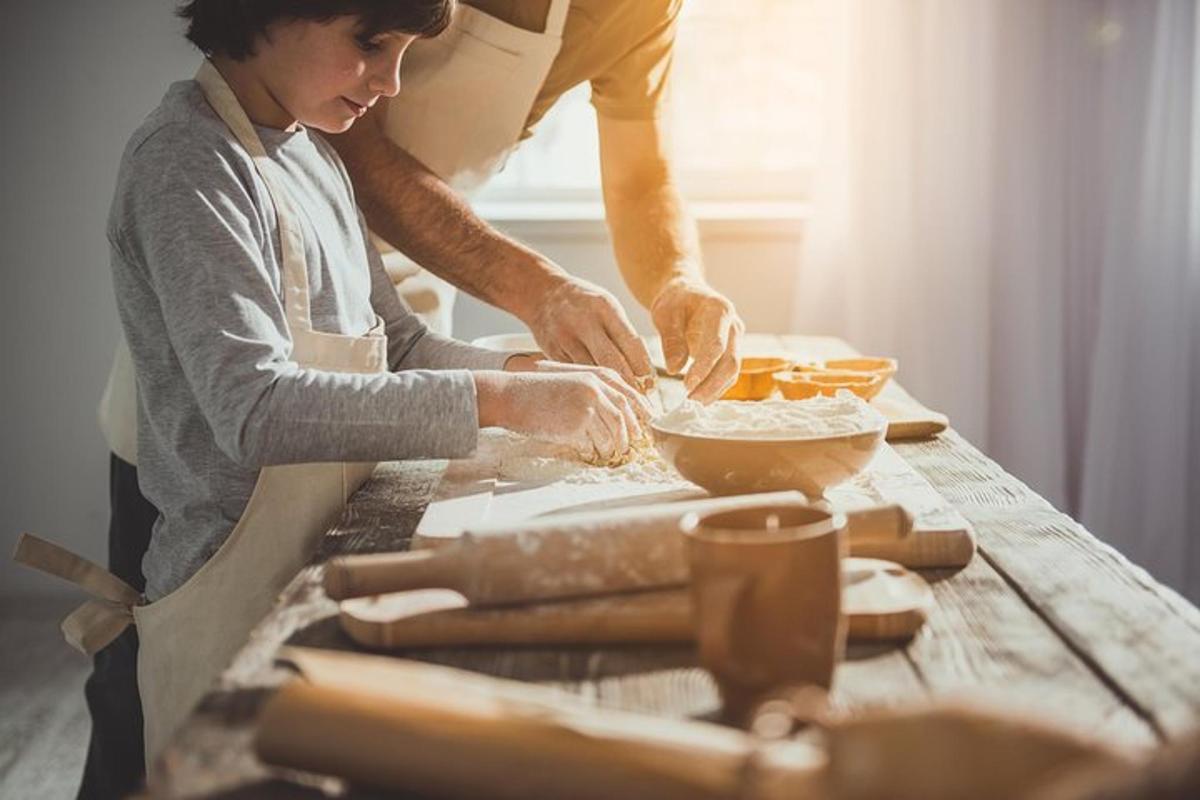 un uomo e una donna che preparano il cibo su un tavolo
