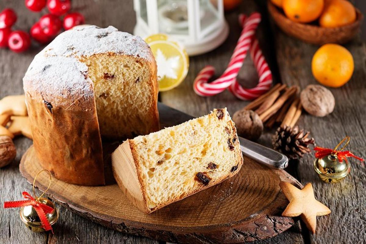 una pagnotta di pane su un tagliere di legno