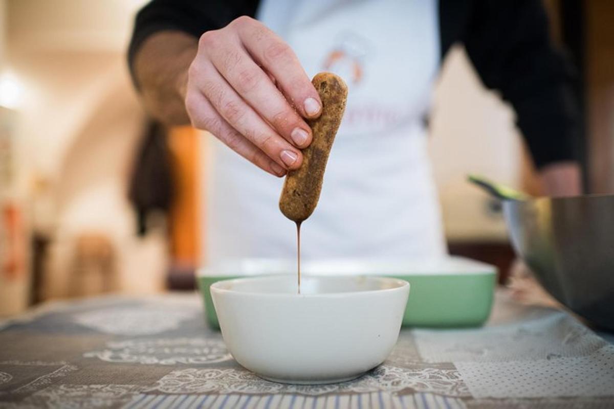 一个人把一块食物倒进碗里