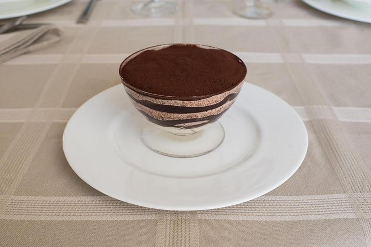 čokoladni desert na tanjuru na stolu