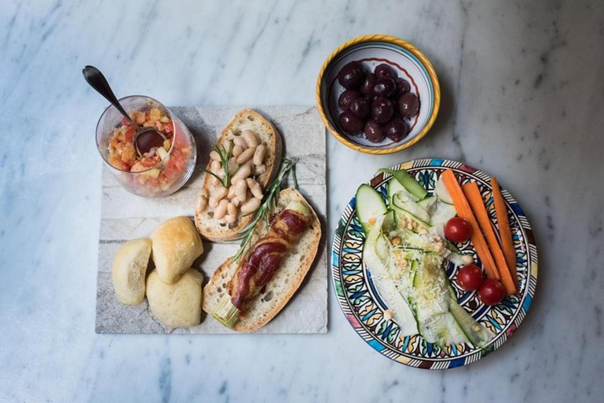 un tavolo con due piatti di cibo e una ciotola di frutta