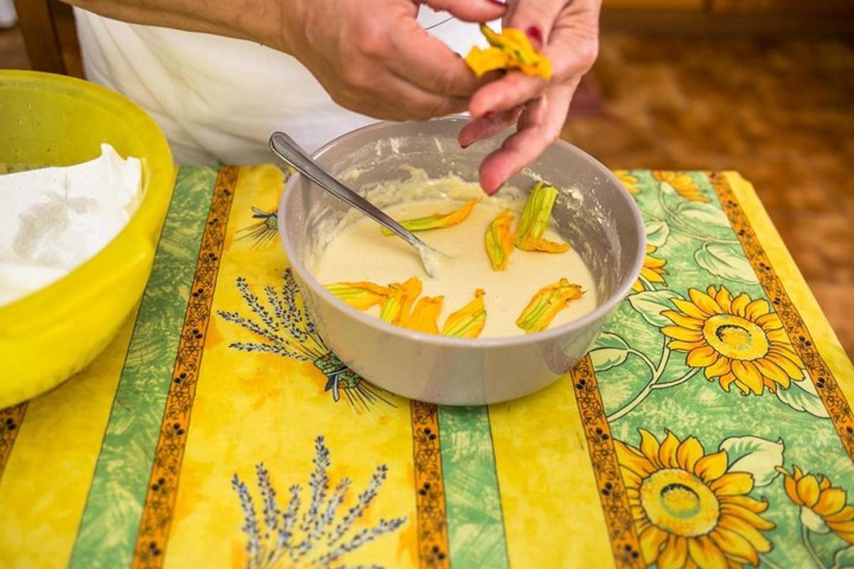 seseorang yang menyediakan makanan dalam mangkuk di atas meja