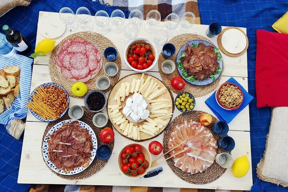 uma mesa com muitas cestas de comida sobre ela