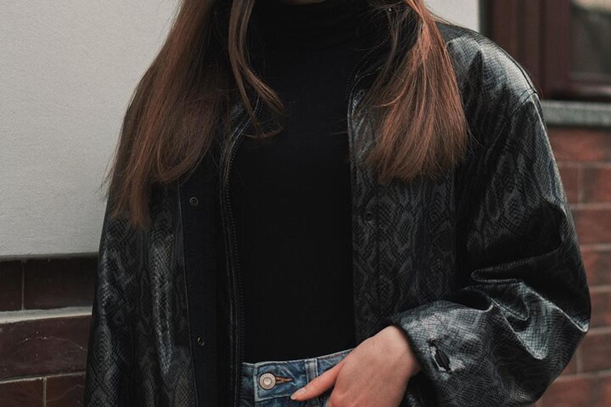 一名身穿黑色夹克和黑色衬衫的女子