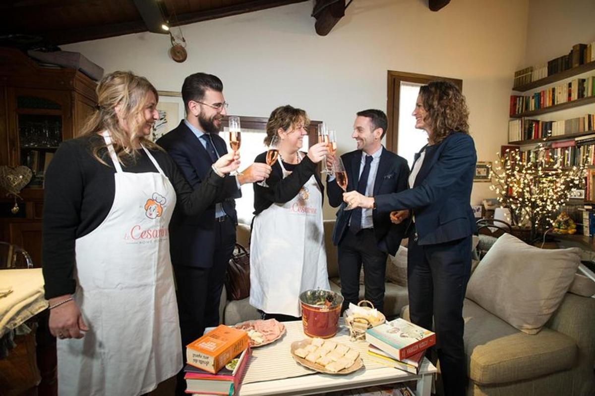 Un grupo de personas bebiendo champán en una sala de estar.