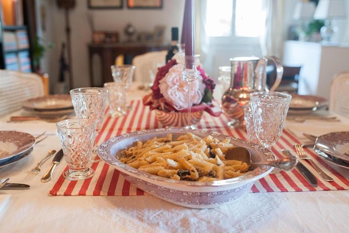 un tavolo con una ciotola di pasta su un tavolo