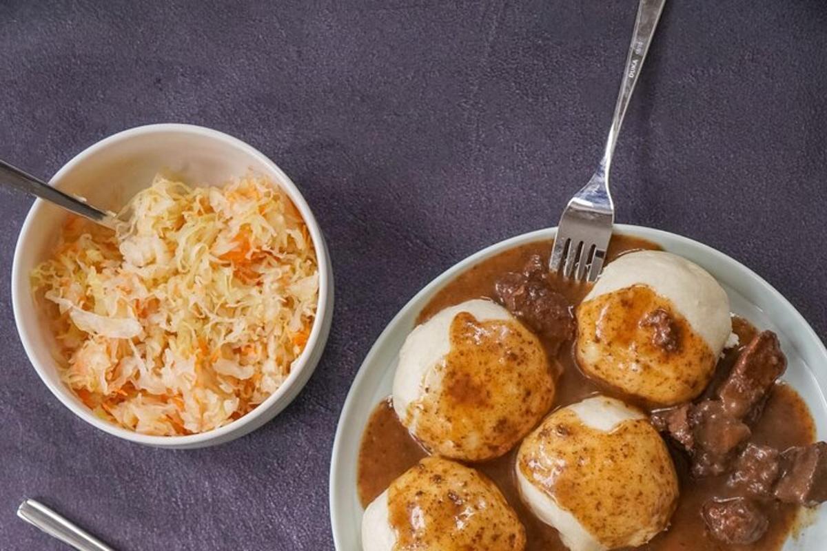 taldrik toitu koos kausi riisi ja lihaga