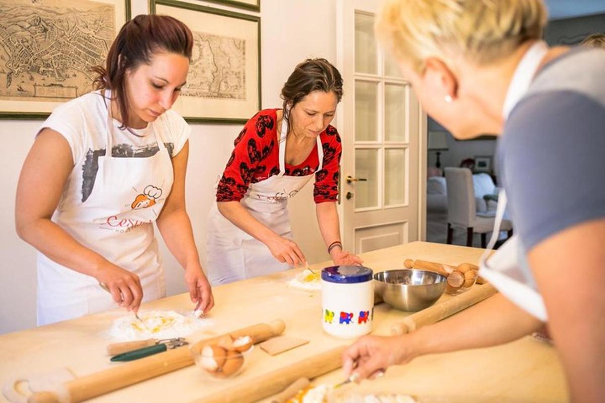sekumpulan orang di dapur menyediakan makanan