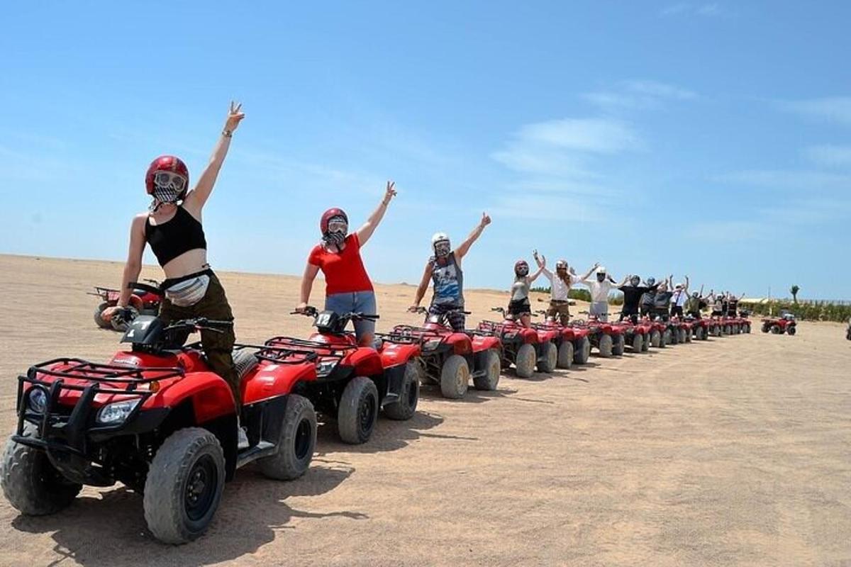 un gruppo di persone su quad nel deserto