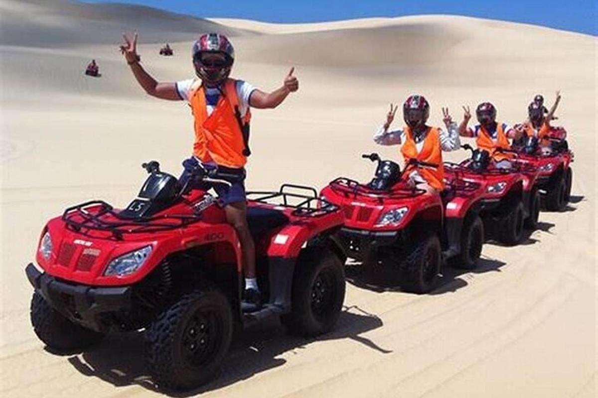 un gruppo di persone su quad nel deserto
