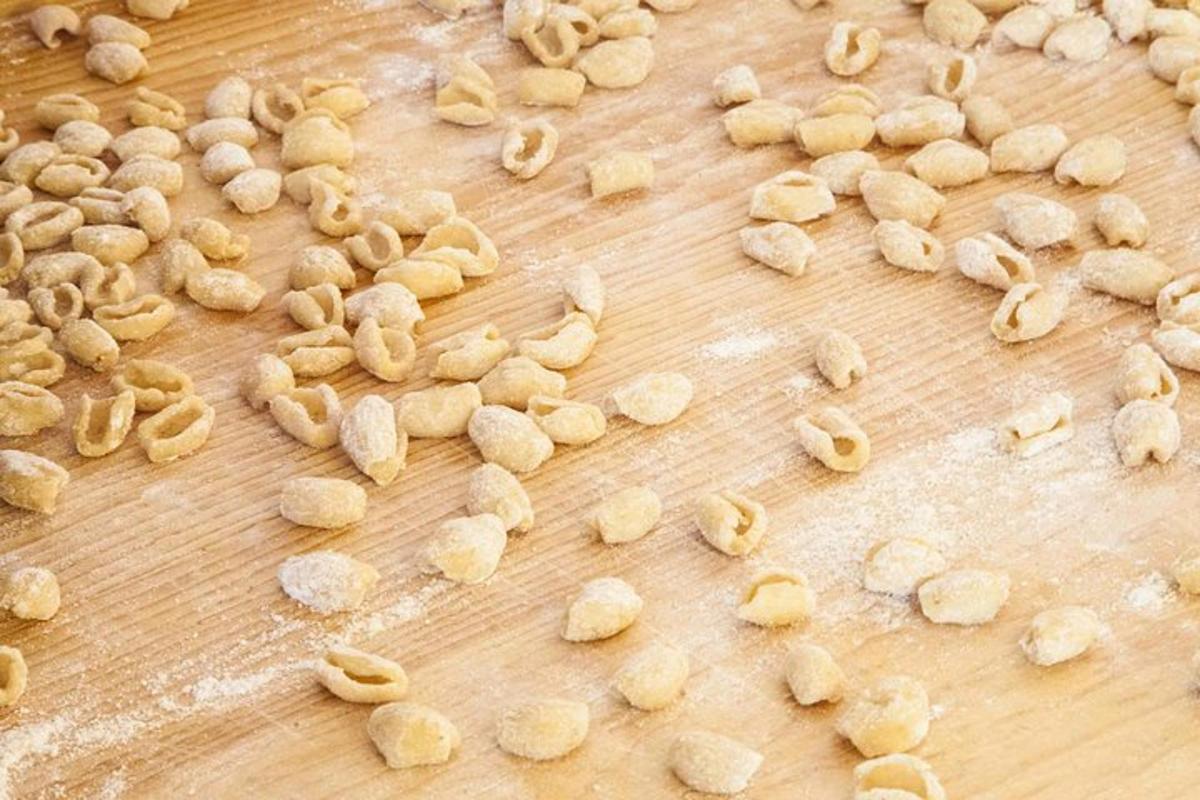 hromada kešu oříšků na dřevěném prkénku