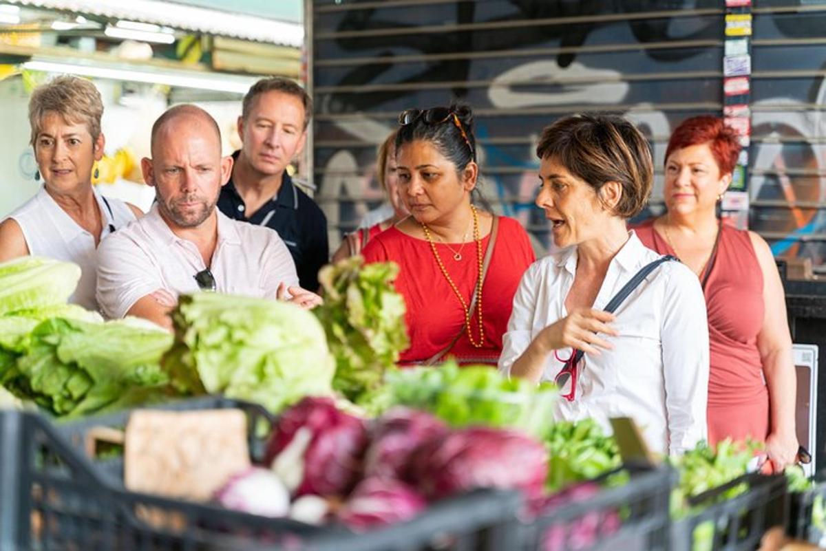 skupina lidí v obchodě s potravinami, kteří si prohlížejí produkty