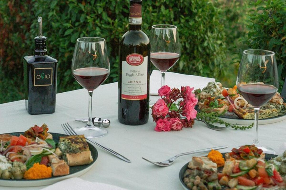 miza z dvema krožnikoma hrane in kozarci za vino