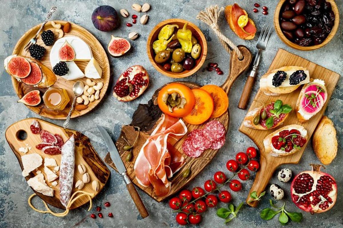 un mucchio di diversi tipi di cibo su un tavolo