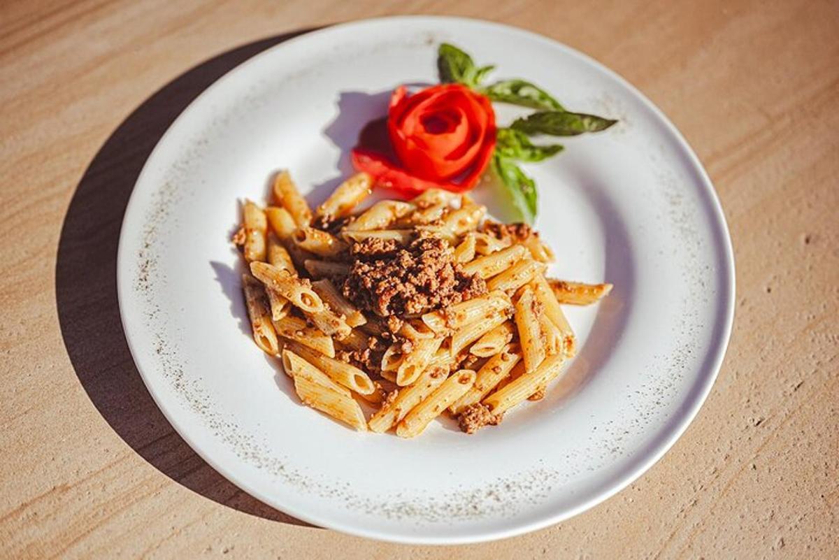 Pastaplata með rauðri rós á borði