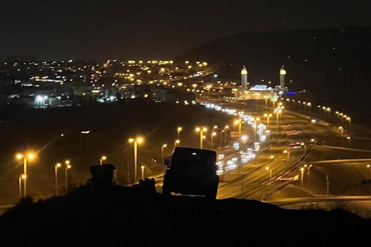 sebuah kota yang diterangi di malam hari dengan lampu jalan
