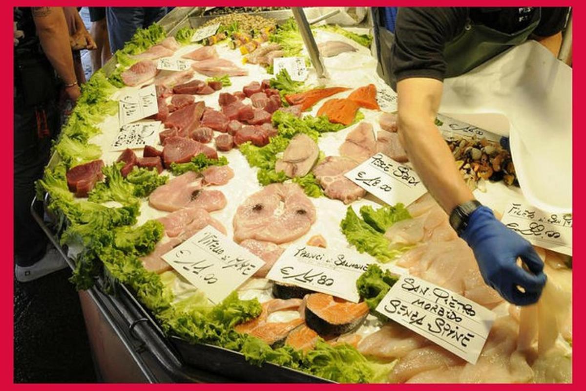 una persona in piedi davanti a un grande vassoio di cibo