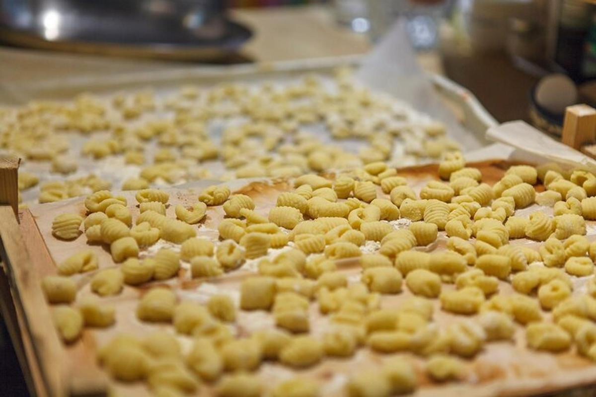 pizza ležící na stole