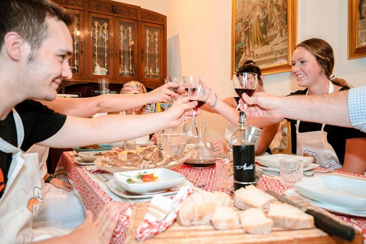 μια ομάδα ανθρώπων που κάθονται γύρω από ένα τραπέζι με ποτήρια κρασιού