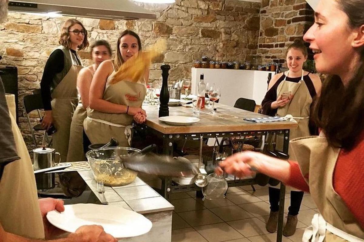 eine Gruppe von Menschen in einer Küche bereitet Essen zu