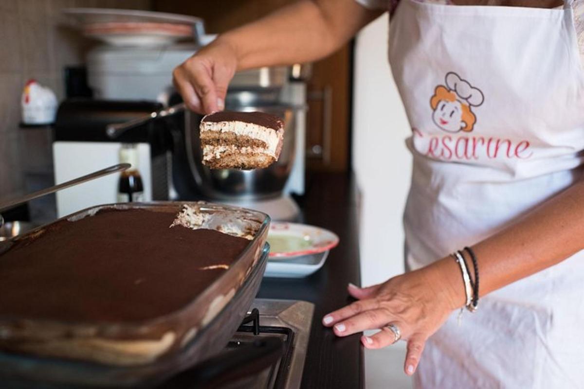 Una mujer preparando un pastel de chocolate en una cocina.