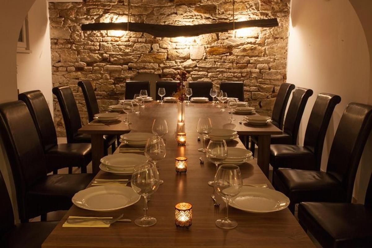 dlouhý stůl v restauraci s vinnými sklenicemi