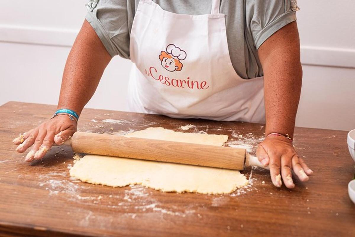 isang lalaking naka-apron na gumagawa ng kuwarta sa isang mesa