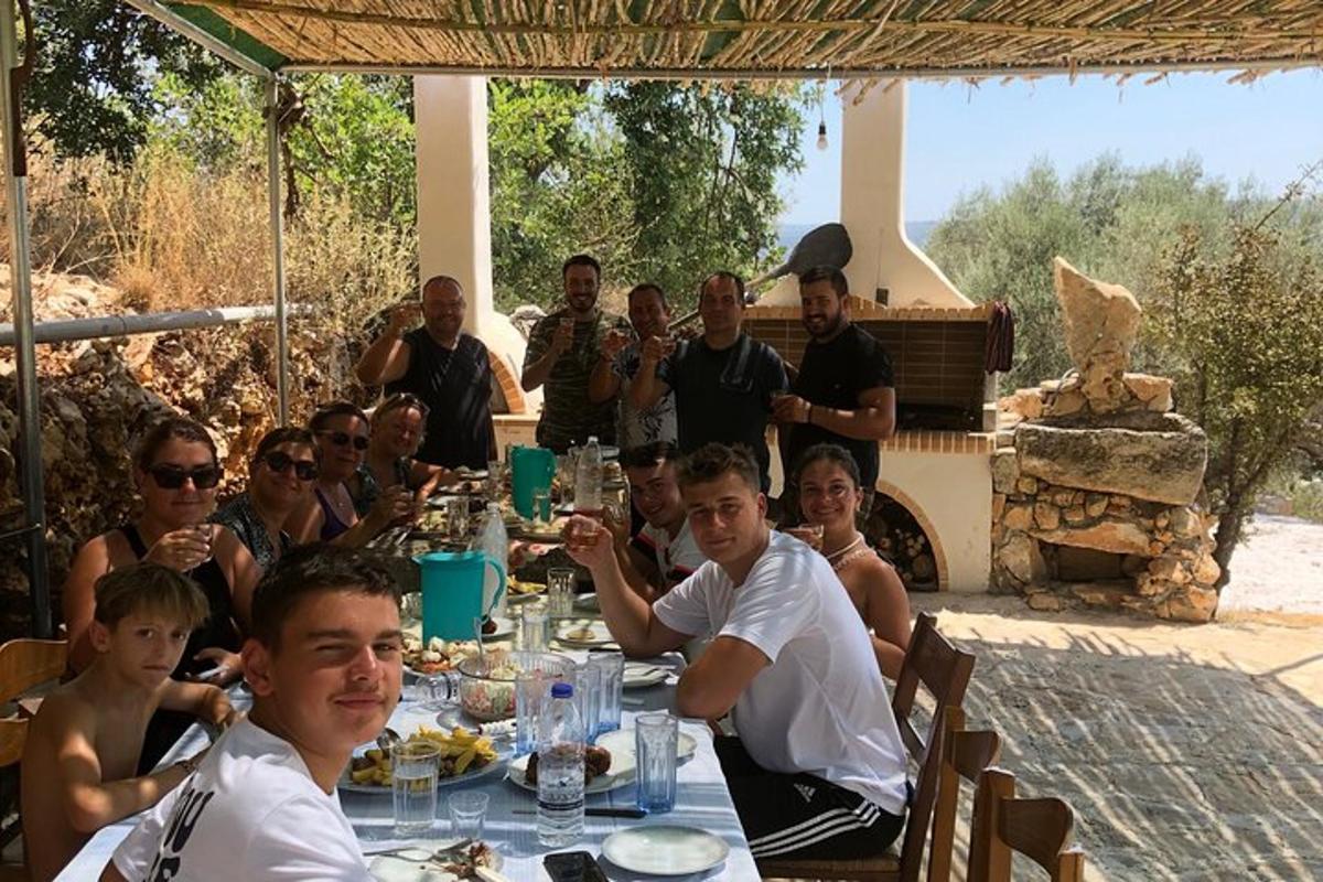 μια ομάδα ανθρώπων που κάθονται σε ένα τραπέζι τρώγοντας