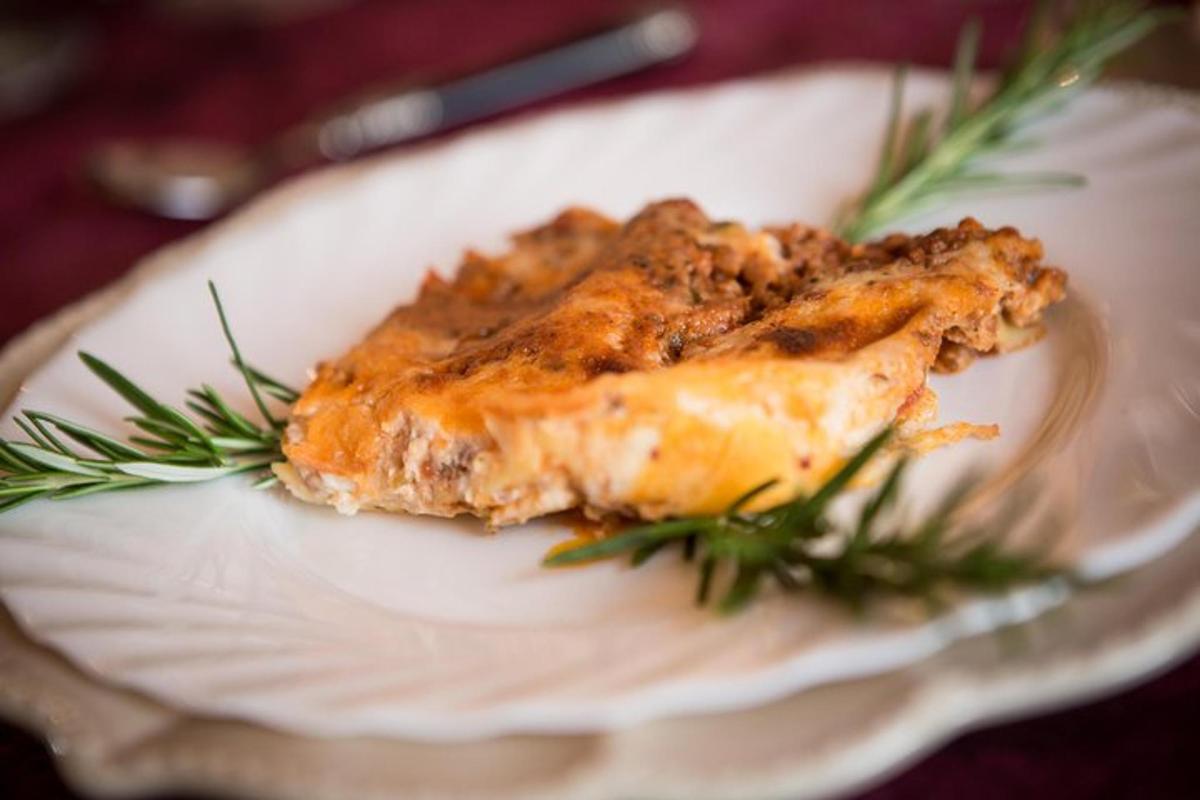 un pezzo di pesce su un piatto bianco con rosmarino