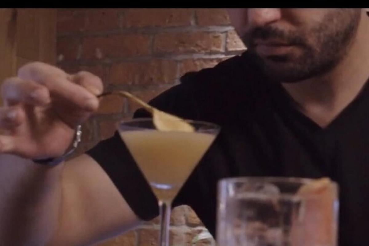 muž jí drink vidličkou