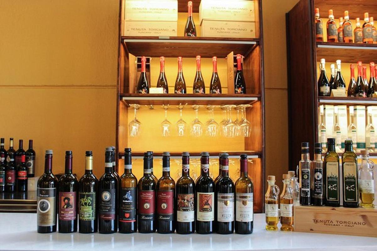 una mostra di bottiglie di vino su un bancone con bicchieri da vino