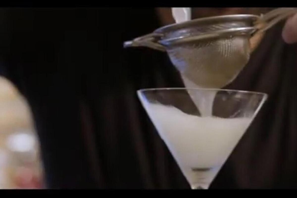 sklenice na martini naplněná bílým nápojem