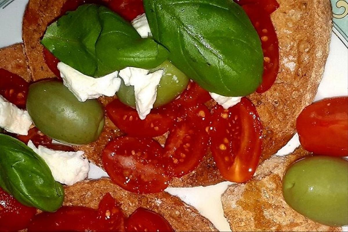 egy tányér étel paradicsommal, paprikával és sajttal