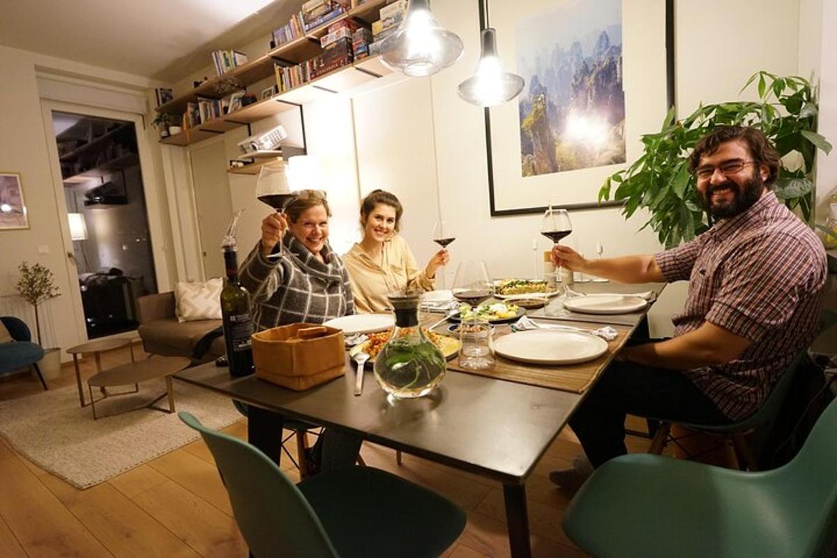 hópur fólks situr við borð með vínglösum