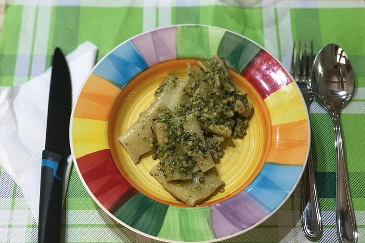 miska jídla na barevném talíři na stole