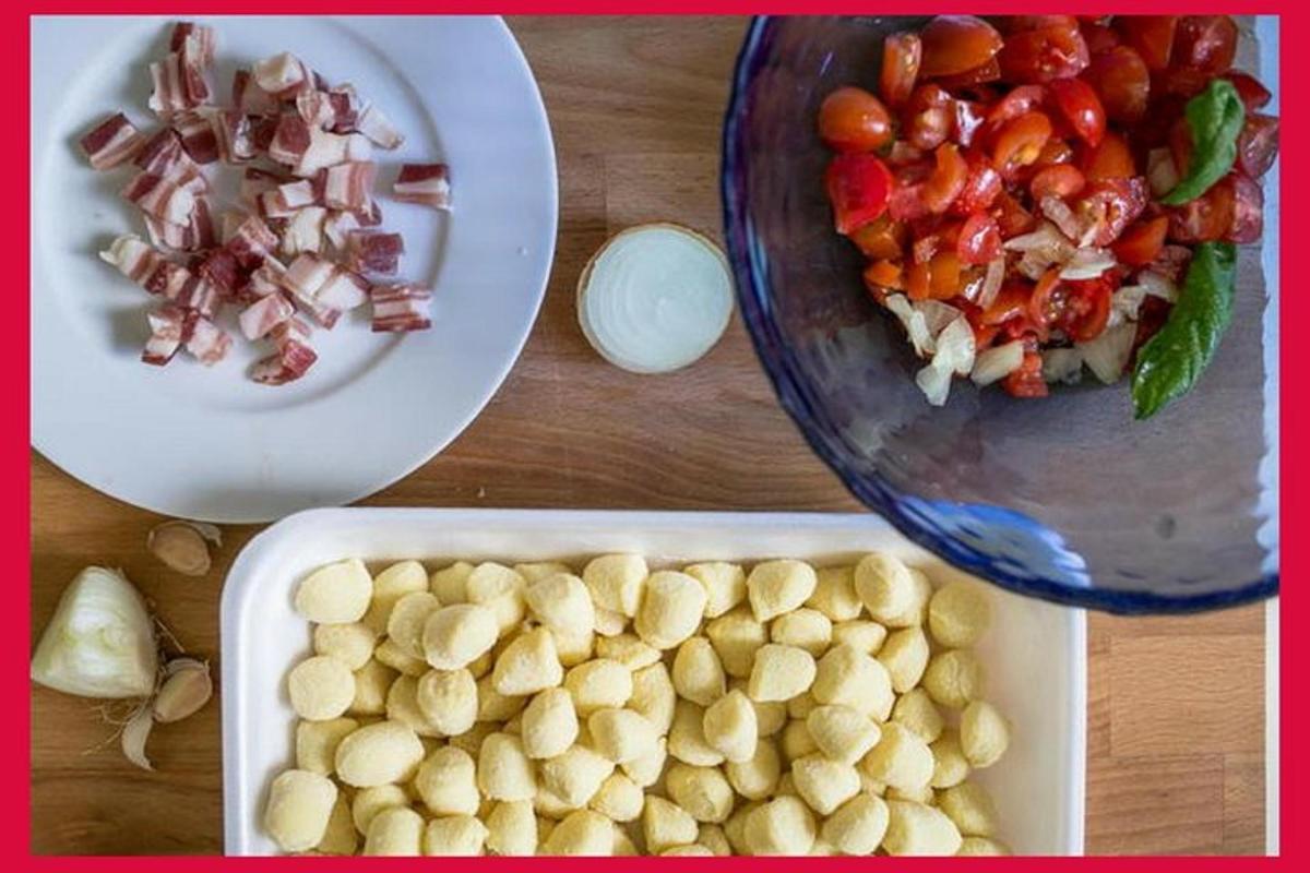 uma mesa com uma tigela de comida e um prato de comida