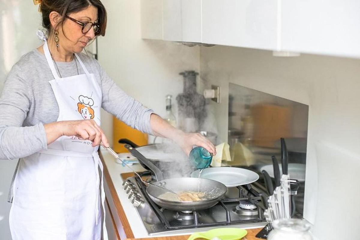 냄비로 음식을 준비하는 주방의 여성